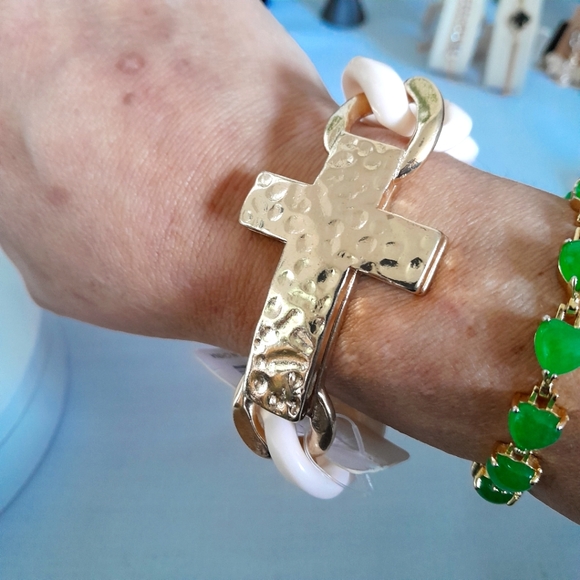 Acrylic Chain Bracelet with Magnetic Hammered Style Cross Clasp - Picture 6 of 6
